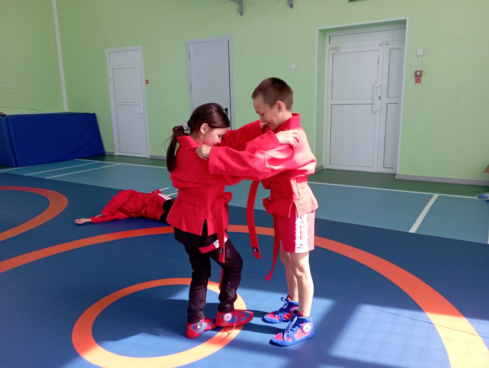 Занятия самбо в Хмелевской школе