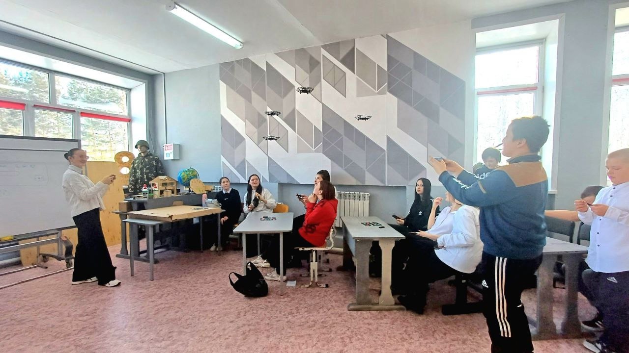 Дегтяревские школьники посетили центр образования гуманитарного и цифрового профилей «Точка роста» в Байкаловской школе