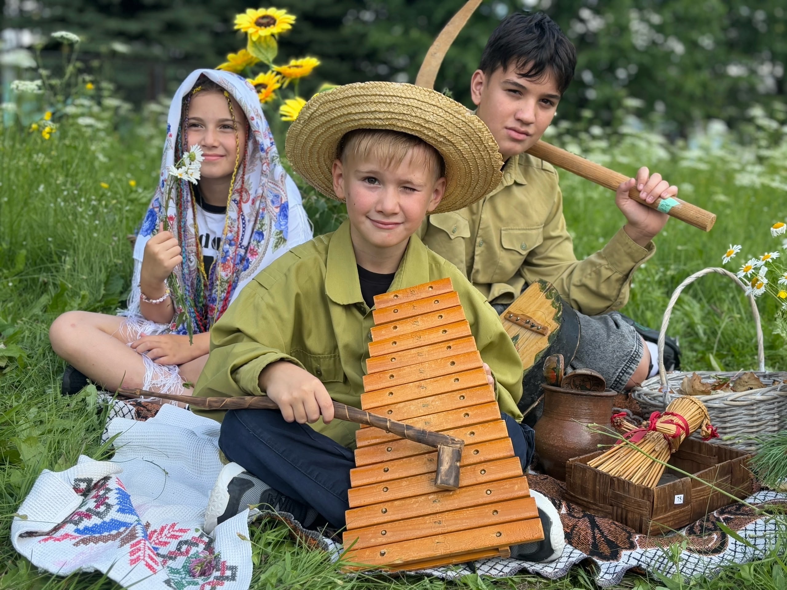 Школьники Карачинской школы создали живую открытку ко Дню семьи!