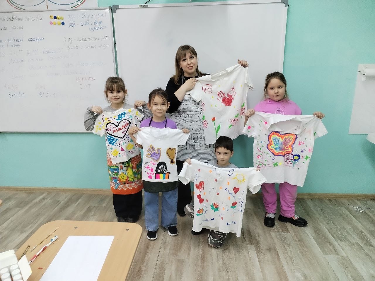 Осенние каникулы с творчеством: в Бизинской школе прошёл мастер-класс по росписи футболок